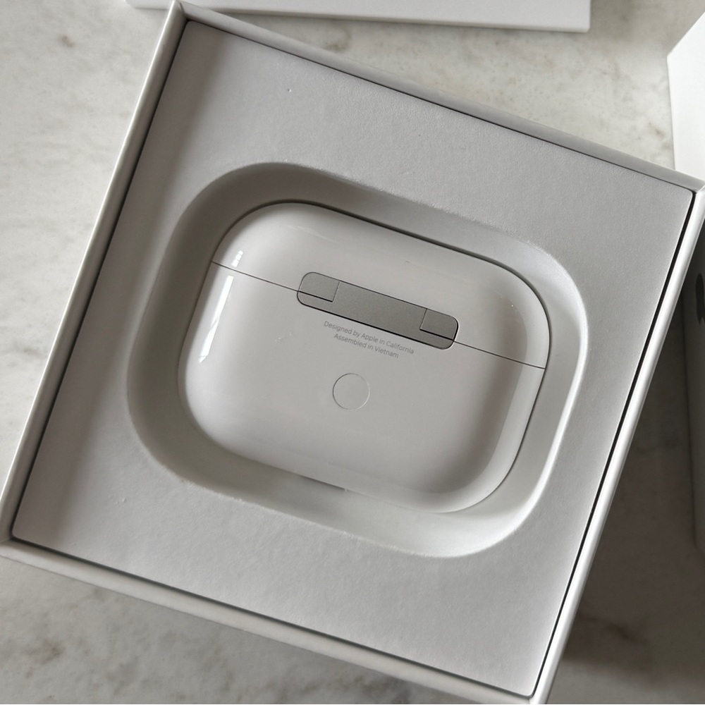 Apple AirPods Pro with MagSafe Charging Case - Picture 3 of 6